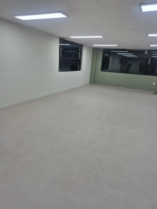 사무실 바닥 시공 후 정리된 실내 전경