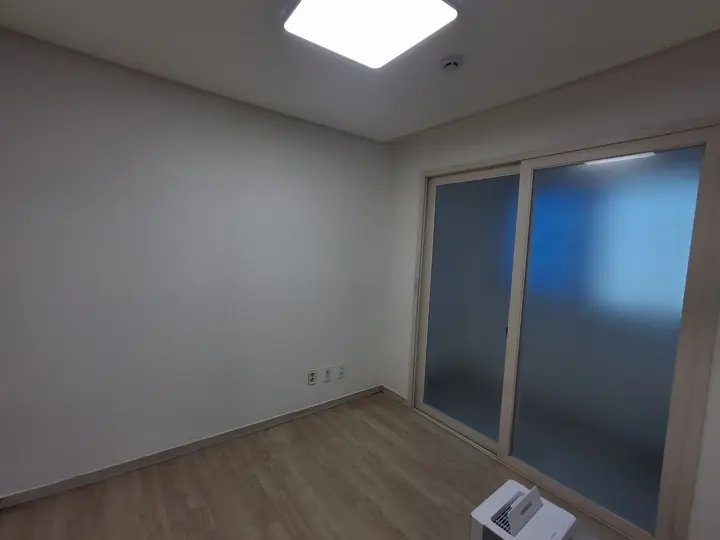경매 빌라 리모델링 후 도배와 장판이 마감된 방